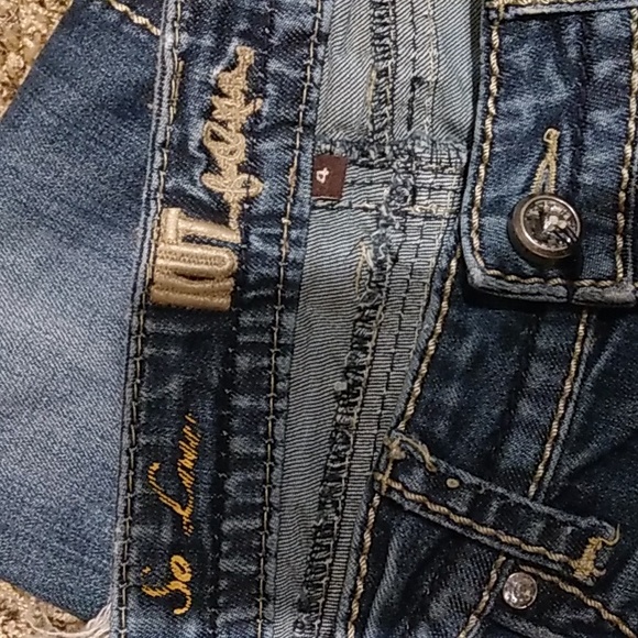 Kut from the kloth jeans,size 4 with crystals on pockets. - Picture 6 of 10